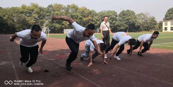 胡老师重温田径课起跑.jpg