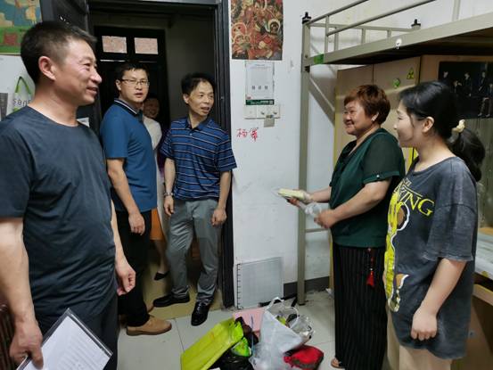 走访女上宿舍.jpg